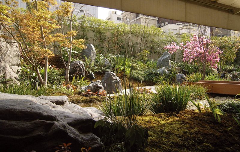 石組みと植栽の屋上庭園